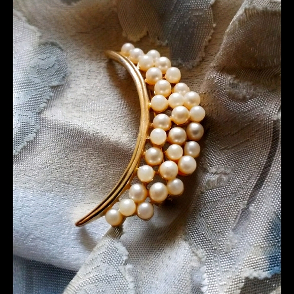 Pearl Crescent Goldtone Brooch Pin - Picture 1 of 16